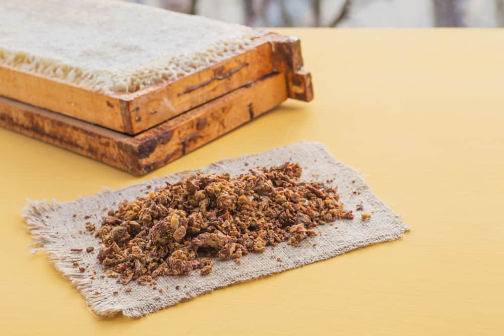 Propolis auf einer Leinenserviette